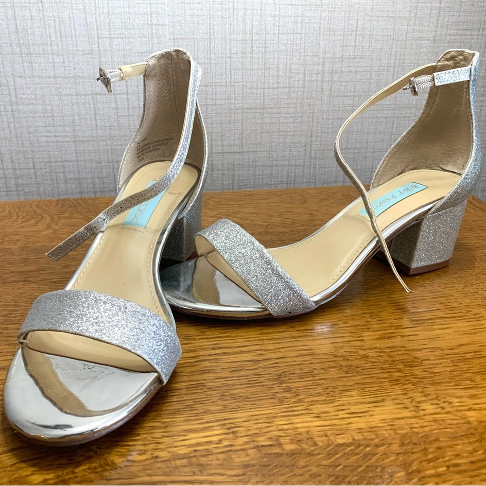 Betsy Johnson SB-MIRI silver heeled sandals in Women’s 6.5